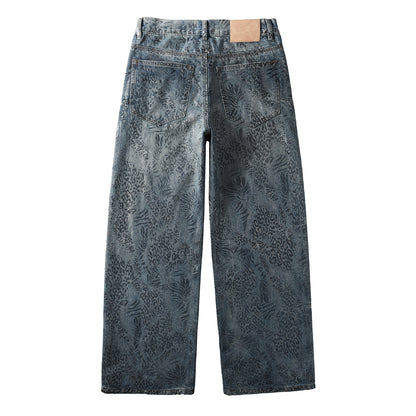 Jean bleu coupe ample style streetwear pour homme, avec délavage unique à motif léopard et feuilles pour un style urbain rétro 100 