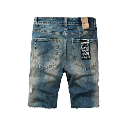 Pantalones cortos vaqueros de estilo urbano para hombre, lavados en azul con detalle roto, dobladillo sin rematar y parche gráfico (2002) 