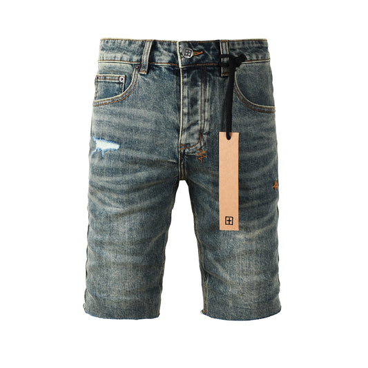 Short en jean streetwear pour homme, bleu foncé délavé, détails usés, ourlet brut et patch graphique 2004 