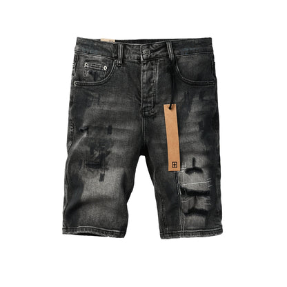 Pantalones cortos vaqueros para hombre, estilo urbano, en negro oscuro lavado con detalles desgastados y efecto pintura, y parche gráfico (2007) 