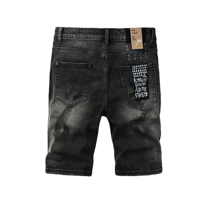 Pantalones cortos vaqueros para hombre, estilo urbano, en negro oscuro lavado con detalles desgastados y efecto pintura, y parche gráfico (2007) 