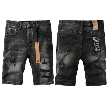 Pantalones cortos vaqueros para hombre, estilo urbano, en negro oscuro lavado con detalles desgastados y efecto pintura, y parche gráfico (2007) 