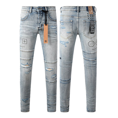 Vaqueros ajustados y desgastados de estilo urbano vanguardista para hombre, en azul claro, con parches gráficos de símbolos futuristas y un efecto desgastado intenso (3048) 