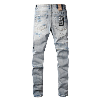 Vaqueros ajustados y desgastados de estilo urbano vanguardista para hombre, en azul claro, con parches gráficos de símbolos futuristas y un efecto desgastado intenso (3048) 