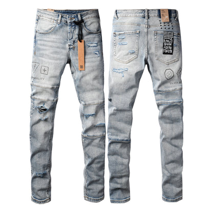 Vaqueros ajustados y desgastados de estilo urbano vanguardista para hombre, en azul claro, con parches gráficos de símbolos futuristas y un efecto desgastado intenso (3048) 